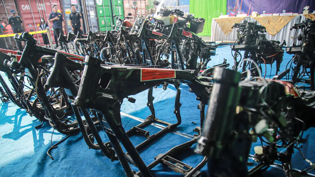 Sejumlah barang bukti berupa rangka dan lima unit motor Harley-Davidson dihadirkan dalam rilis Bea Cukai di Tanjung Priok, Jakarta,Rabu (05/08/2026). (Hanung Hambara/Jawa Pos)