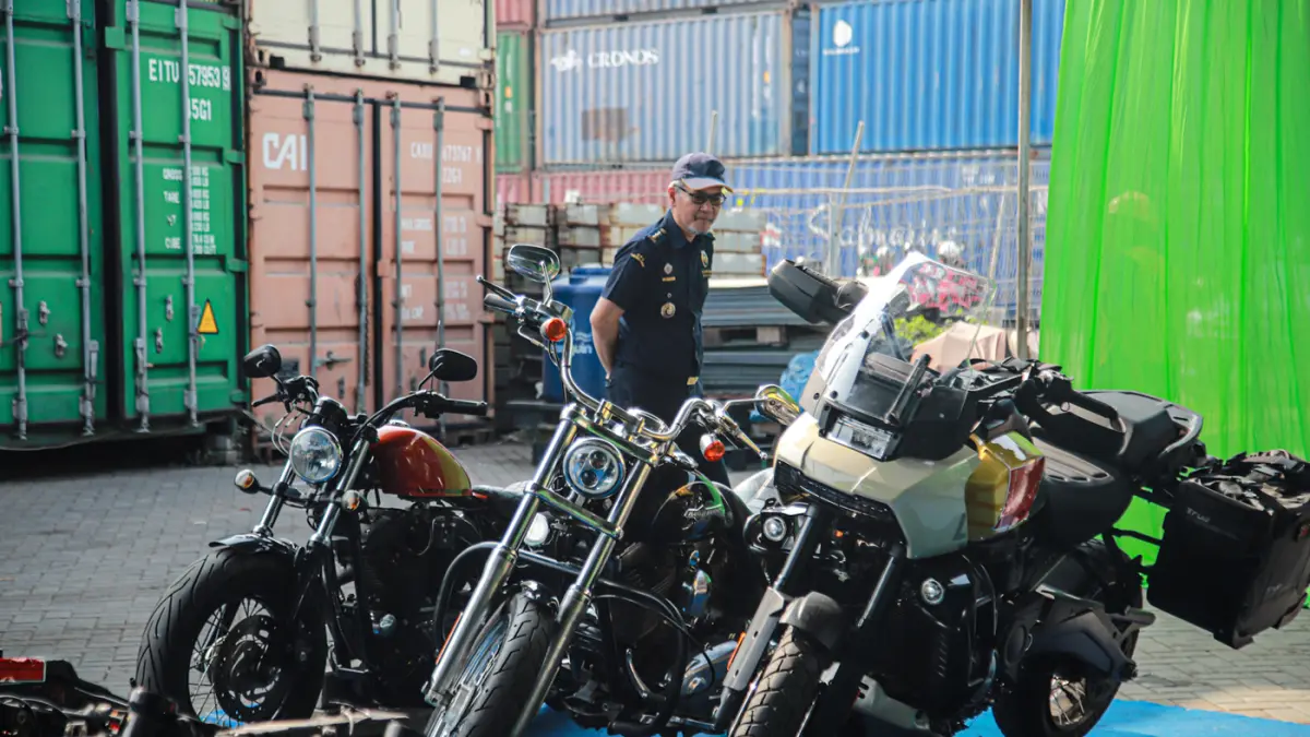 Sejumlah barang bukti berupa rangka dan lima unit motor Harley-Davidson dihadirkan dalam rilis Bea Cukai di Tanjung Priok, Jakarta,Rabu (05/08/2026). (Hanung Hambara/Jawa Pos)