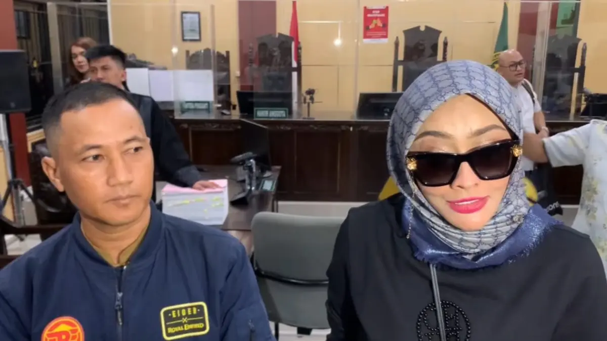 Doktif bersama Afrizal, mantan karyawan Richard Lee. (Abdul Rahman/JawaPos.com) - Image