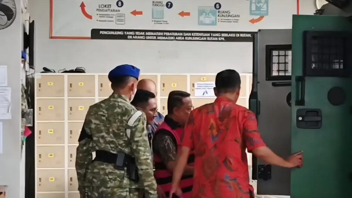Mantan Jampidsus Febrie Adriansyah kenakan rompi tahanan dan tangan diborgol saat keluar Rumah Tahanan Merah Putih KPK, Jakarta, Jumat (7/8). (Muhamad Ridwan/JawaPos.com). - Image