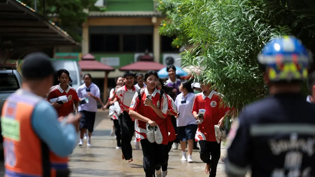 Para siswa berlari saat mereka mengungsi dari Sekolah Debsirin Nonthaburi, tempat terjadinya insiden penembakan, di distrik Bang Kruai di provinsi Nonthaburi di pinggiran Bangkok, Thailand, pada 7 Agustus 2026. (Reuters) - Image