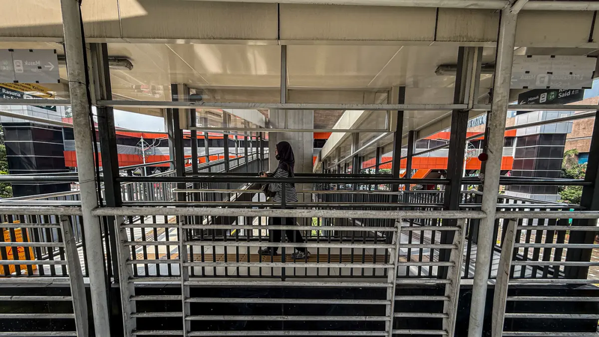 Pejalan kaki melintas di JPO Rasuna Said Jakarta, Kamis (06/08/2026). (Hanung Hambara/Jawa Pos)