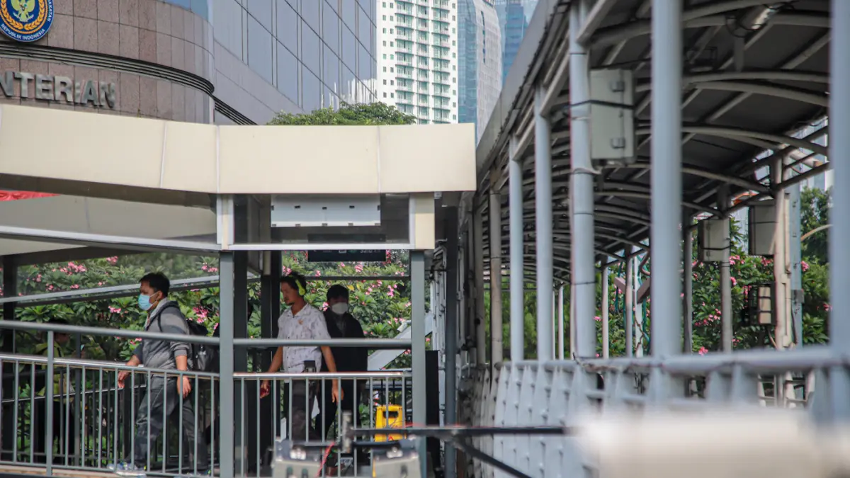 Pejalan kaki melintas di JPO Rasuna Said Jakarta, Kamis (06/08/2026). (Hanung Hambara/Jawa Pos)