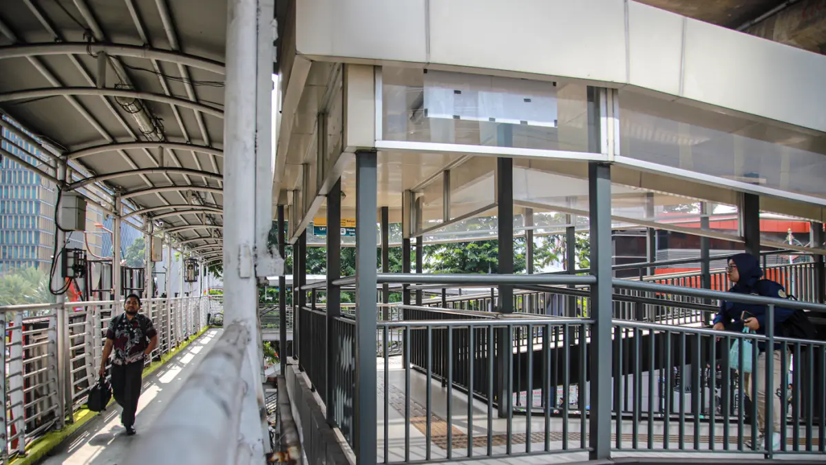 Pejalan kaki melintas di JPO Rasuna Said Jakarta, Kamis (06/08/2026). (Hanung Hambara/Jawa Pos)