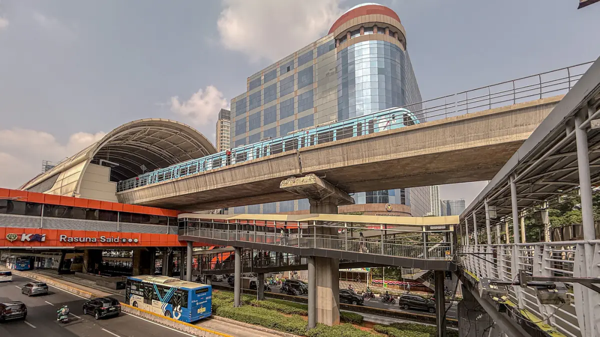 Pejalan kaki melintas di JPO Rasuna Said Jakarta, Kamis (06/08/2026). (Hanung Hambara/Jawa Pos)