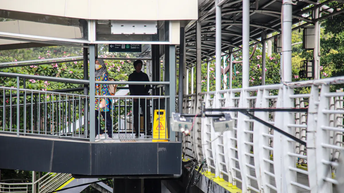 Pejalan kaki melintas di JPO Rasuna Said Jakarta, Kamis (06/08/2026). (Hanung Hambara/Jawa Pos)