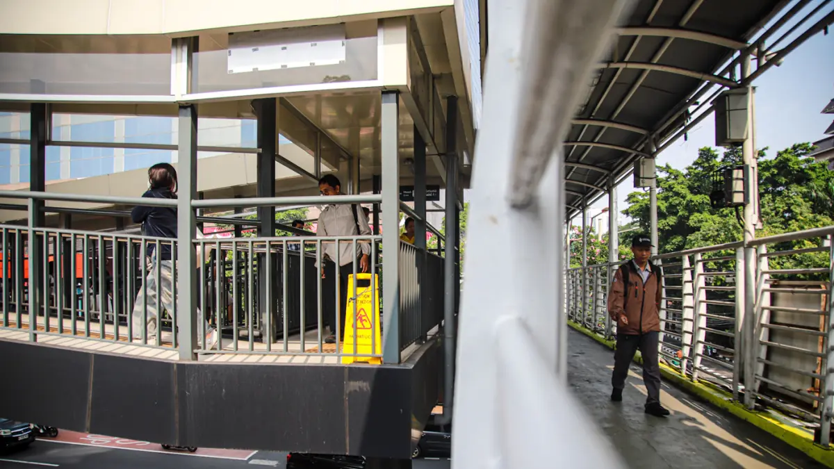Pejalan kaki melintas di JPO Rasuna Said Jakarta, Kamis (06/08/2026). (Hanung Hambara/Jawa Pos)