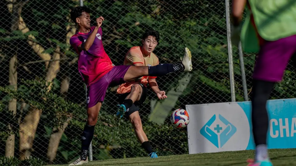 Pelatih Kendal Tornado FC Stefan Keeltjes uji taktik dan fisik saat uji coba lawan PSS Sleman. (Istimewa) - Image