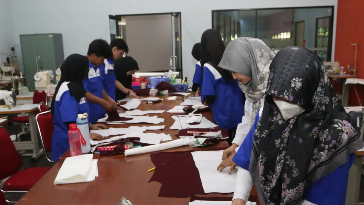 Peserta mempraktikkan membuat pola pakaian saat kelas kejuruan fashion di Balai Besar Pelatihan Vokasi dan Produktivitas (BBPVP), Semarang, Jawa Tengah, Rabu (5/8/2026). (Nur Chamim/Jawa Pos Radar Semarang)