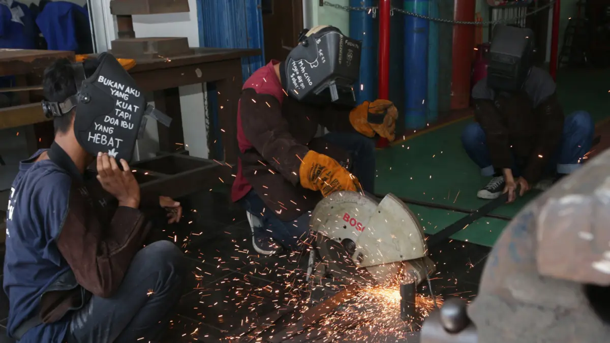 Peserta mempraktikkan memotong logam saat kelas Industri di Balai Besar Pelatihan Vokasi dan Produktivitas (BBPVP), Semarang, Jawa Tengah, Rabu (5/8/2026). (Nur Chamim/Jawa Pos Radar Semarang)