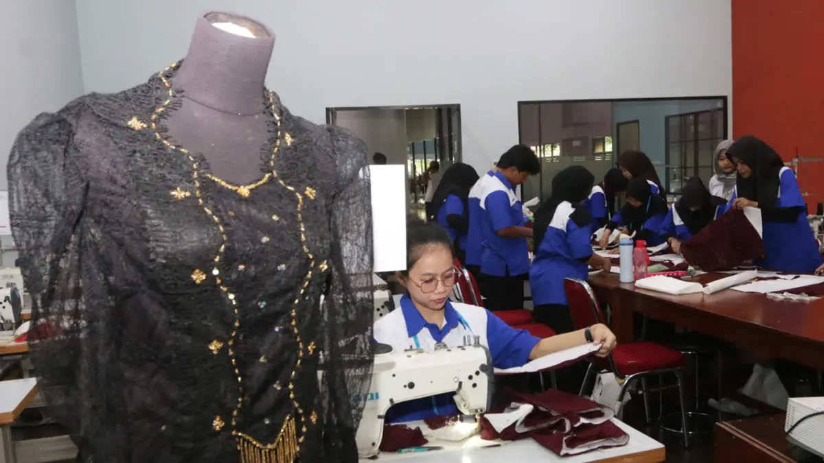 Peserta mempraktikkan menjahit pakaian saat kelas kejuruan fashion di Balai Besar Pelatihan Vokasi dan Produktivitas (BBPVP), Semarang, Jawa Tengah, Rabu (5/8/2026). (Nur Chamim/Jawa Pos Radar Semarang)