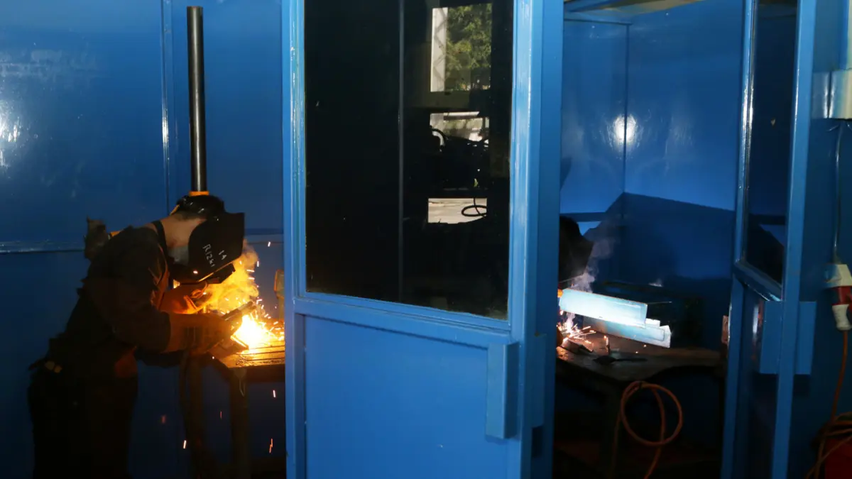 Peserta mempraktikkan menyambung logam saat kelas Industri di Balai Besar Pelatihan Vokasi dan Produktivitas (BBPVP), Semarang, Jawa Tengah, Rabu (5/8/2026). (Nur Chamim/Jawa Pos Radar Semarang)