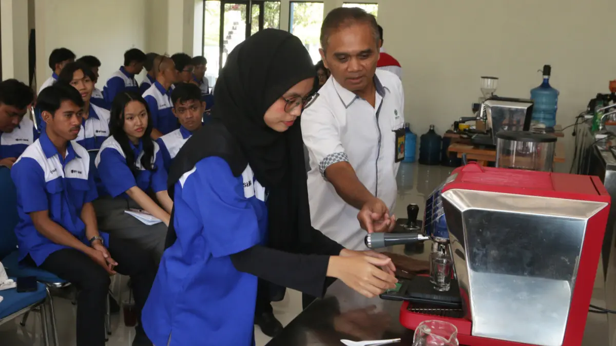 Peserta mempraktikkan meracik kopi di Balai Besar Pelatihan Vokasi dan Produktivitas (BBPVP), Semarang, Jawa Tengah, Rabu (5/8/2026). (Nur Chamim/Jawa Pos Radar Semarang)
