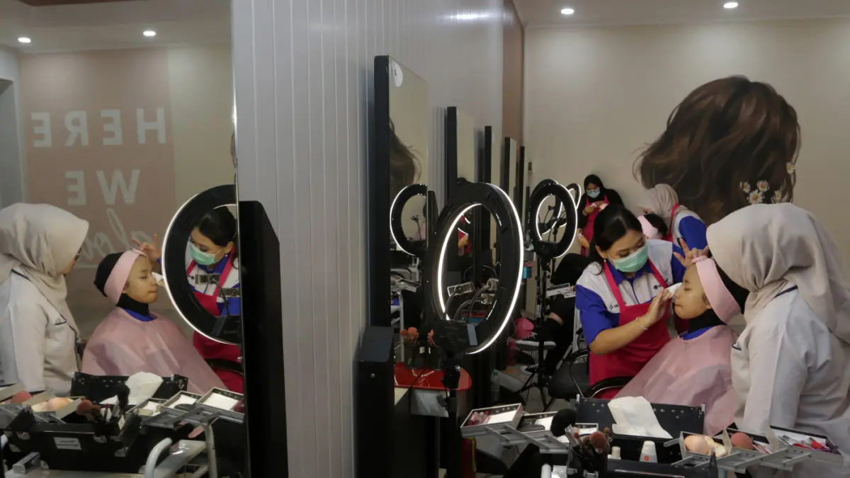 Peserta mempraktikkan teknik merias wajah saat kelas kejuruan tata kecantikan di Balai Besar Pelatihan Vokasi dan Produktivitas (BBPVP), Semarang, Jawa Tengah, Rabu (5/8/2026). (Nur Chamim/Jawa Pos Radar Semarang)
