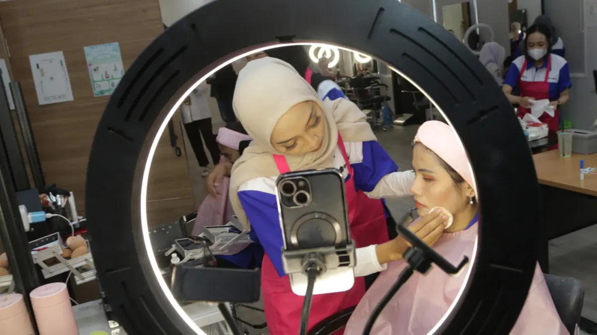 Peserta mempraktikkan teknik merias wajah saat kelas kejuruan tata kecantikan di Balai Besar Pelatihan Vokasi dan Produktivitas (BBPVP), Semarang, Jawa Tengah, Rabu (5/8/2026). (Nur Chamim/Jawa Pos Radar Semarang)
