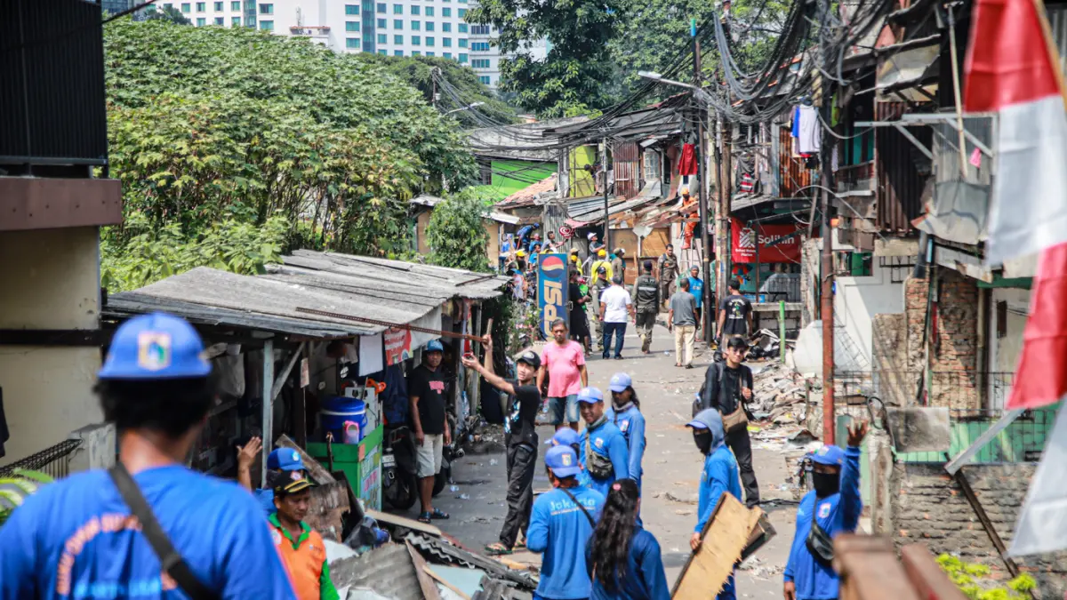 Petugas gabungan menertibkan bagunan liar yang berdiri diatas saluran penguhubung sepanjang Jalan Karet Pasar Baru Timur V, Karet Tengsin, Jakarta, Kamis (06/08/2026). (Hanung Hambara/Jawa Pos)