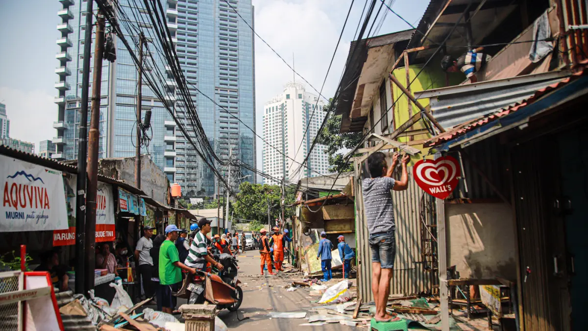 Petugas gabungan menertibkan bagunan liar yang berdiri diatas saluran penguhubung sepanjang Jalan Karet Pasar Baru Timur V, Karet Tengsin, Jakarta, Kamis (06/08/2026). (Hanung Hambara/Jawa Pos)