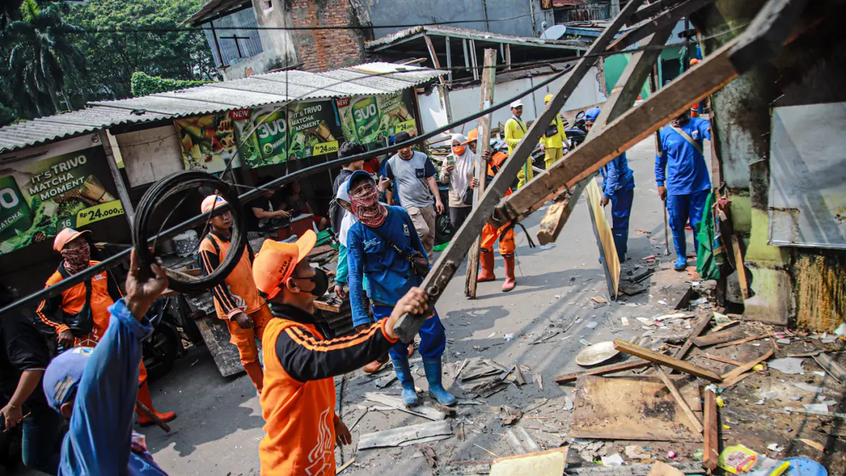 Petugas gabungan menertibkan bagunan liar yang berdiri diatas saluran penguhubung sepanjang Jalan Karet Pasar Baru Timur V, Karet Tengsin, Jakarta, Kamis (06/08/2026). (Hanung Hambara/Jawa Pos)
