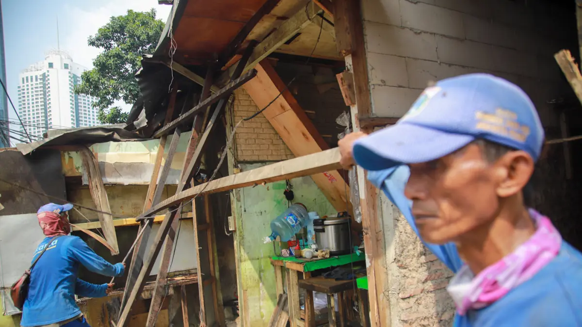 Petugas gabungan menertibkan bagunan liar yang berdiri diatas saluran penguhubung sepanjang Jalan Karet Pasar Baru Timur V, Karet Tengsin, Jakarta, Kamis (06/08/2026). (Hanung Hambara/Jawa Pos)
