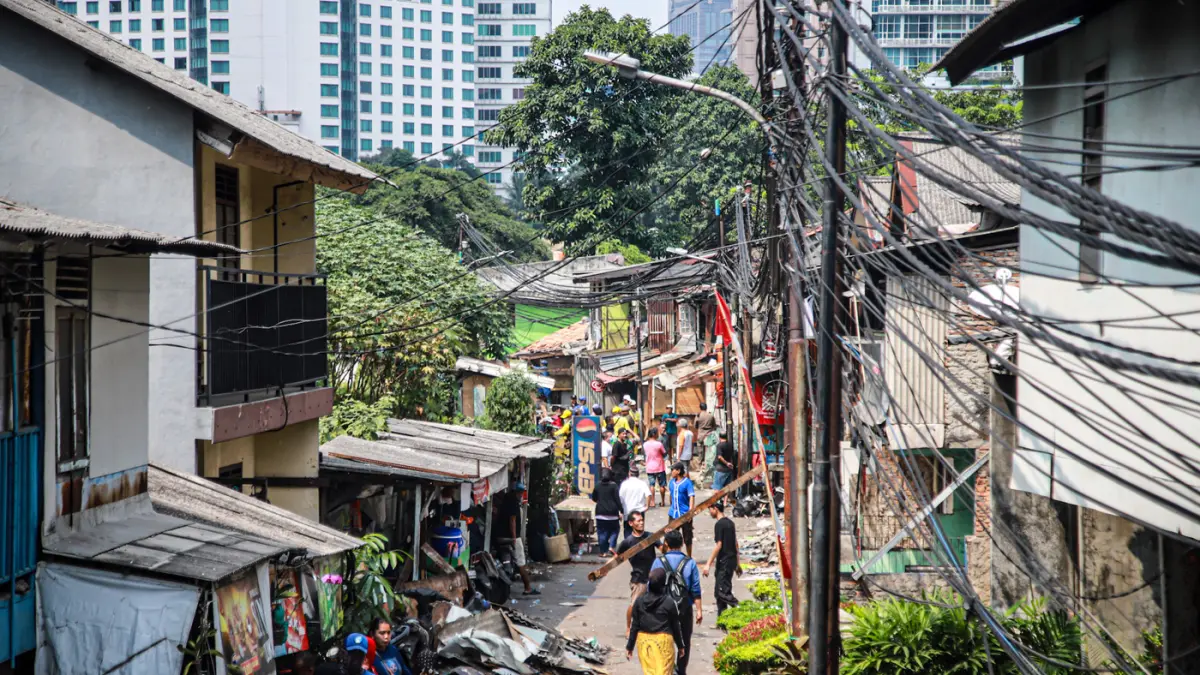 Petugas gabungan menertibkan bagunan liar yang berdiri diatas saluran penguhubung sepanjang Jalan Karet Pasar Baru Timur V, Karet Tengsin, Jakarta, Kamis (06/08/2026). (Hanung Hambara/Jawa Pos)