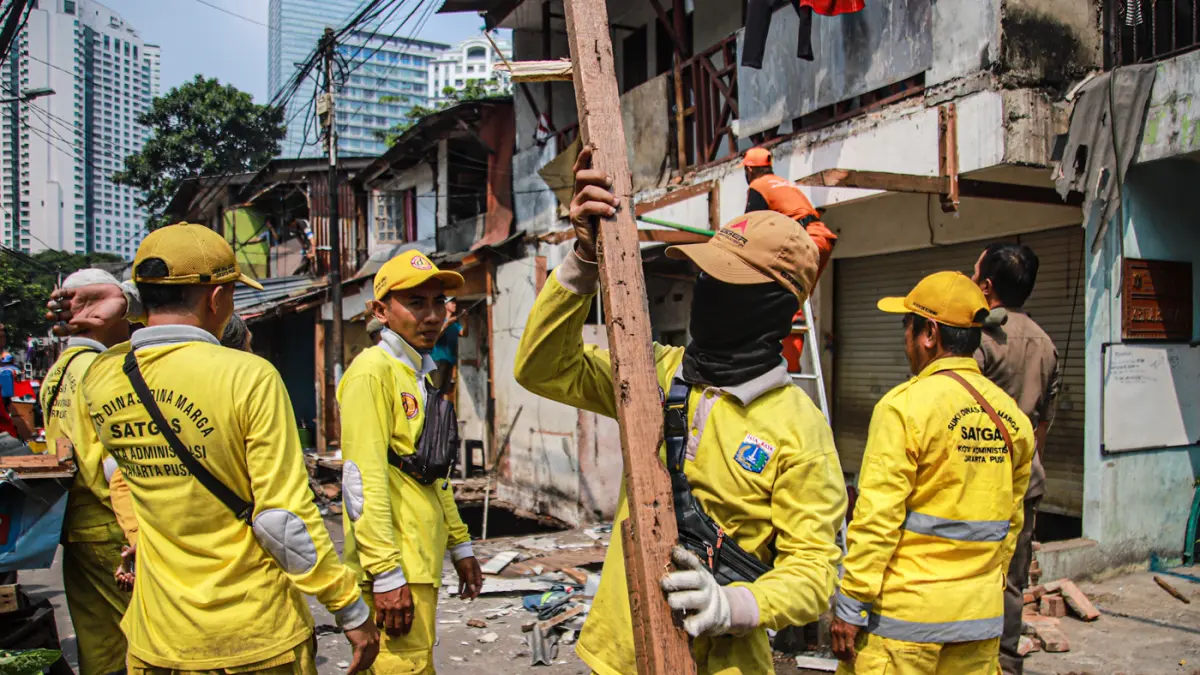 Petugas gabungan menertibkan bagunan liar yang berdiri diatas saluran penguhubung sepanjang Jalan Karet Pasar Baru Timur V, Karet Tengsin, Jakarta, Kamis (06/08/2026). (Hanung Hambara/Jawa Pos)
