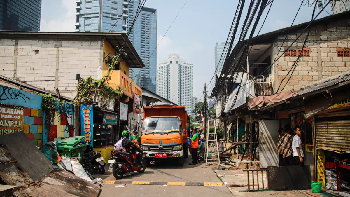 Petugas gabungan menertibkan bagunan liar yang berdiri diatas saluran penguhubung sepanjang Jalan Karet Pasar Baru Timur V, Karet Tengsin, Jakarta, Kamis (06/08/2026). (Hanung Hambara/Jawa Pos)