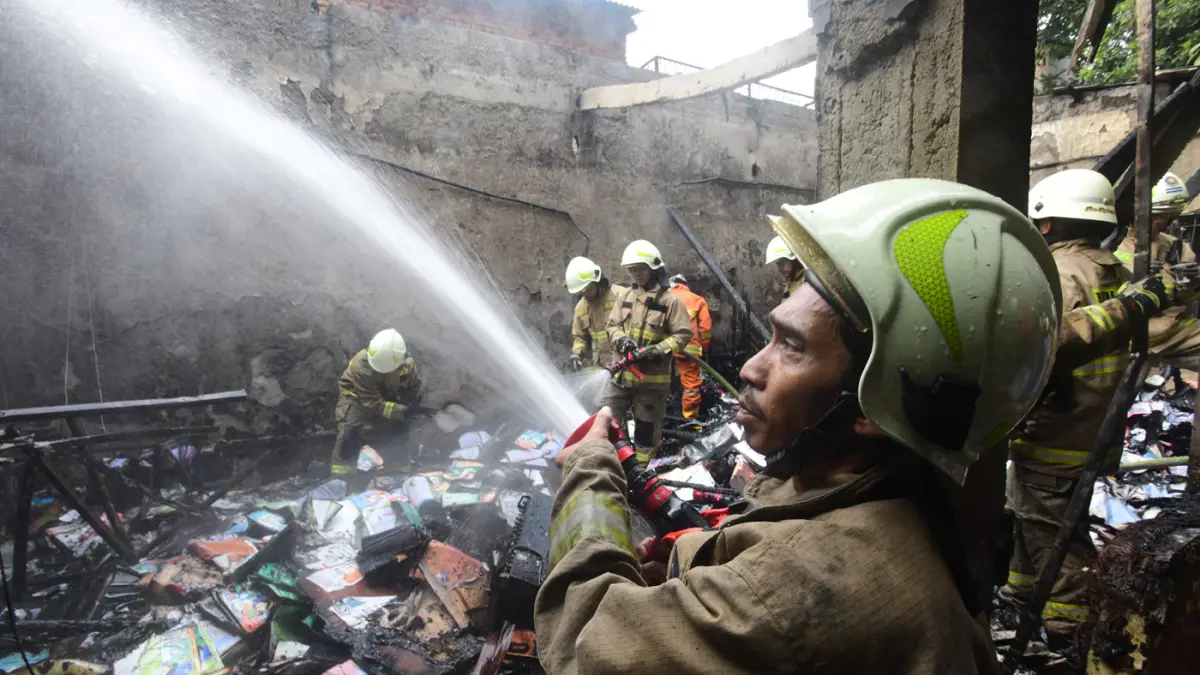 Gudang SDN 04 Srengseng Sawah Terbakar - Image