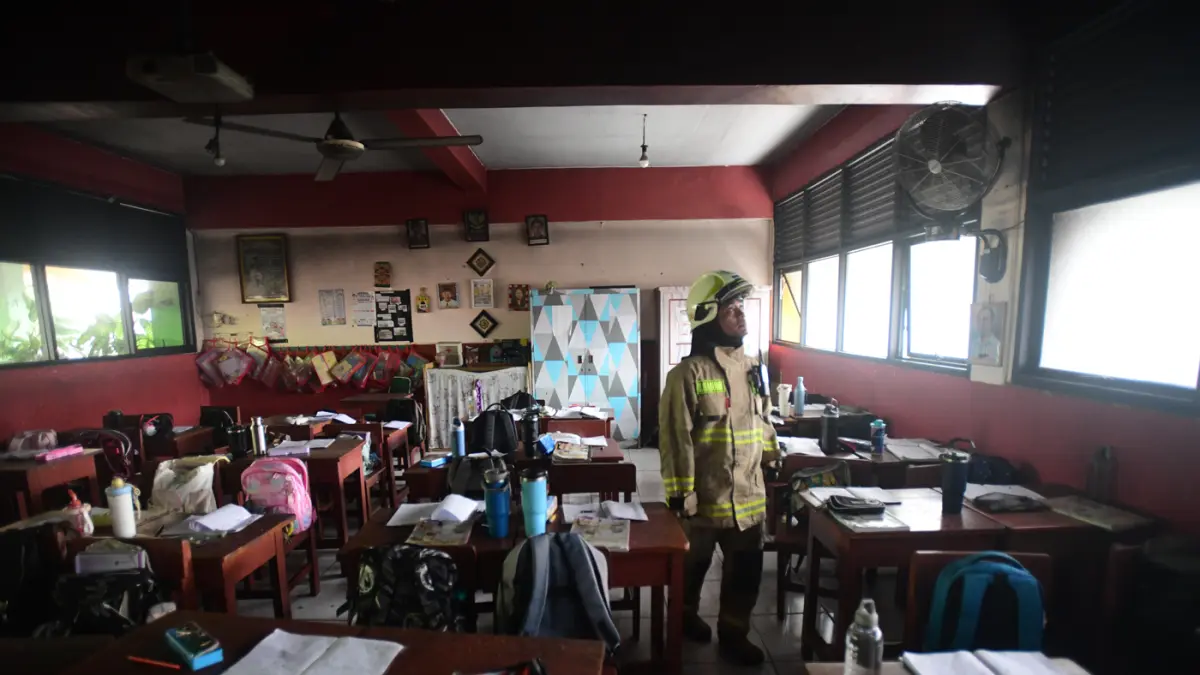 Petugas pemadam kebakaran melakukan proses pendinginan di ruang gudang SDN Srengseng Sawah 04, Kecamatan Jagakarsa, Jakarta Selatan, Kamis (6/8/2026). (Dery Ridwansah/ JawaPos.com)