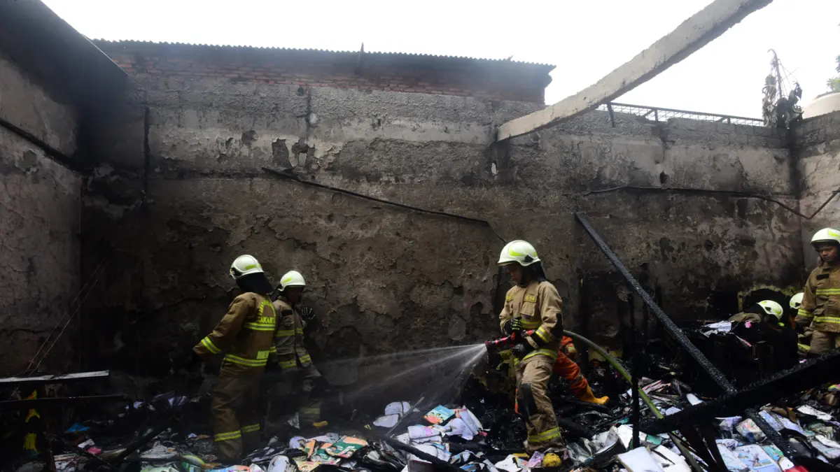 Petugas pemadam kebakaran melakukan proses pendinginan di ruang gudang SDN Srengseng Sawah 04, Kecamatan Jagakarsa, Jakarta Selatan, Kamis (6/8/2026). (Dery Ridwansah/ JawaPos.com)