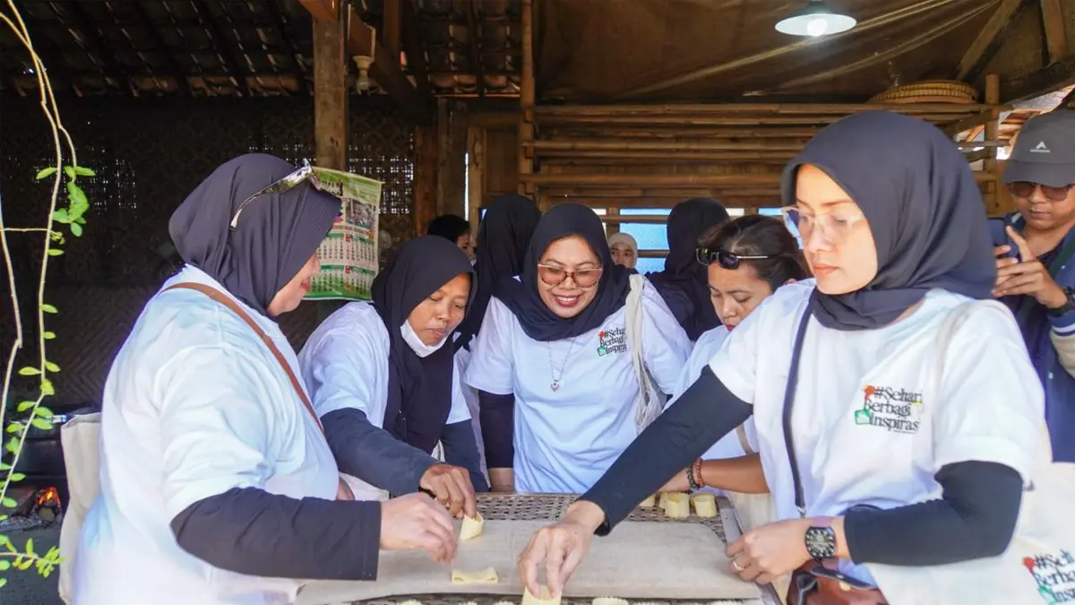 PNM mengajak para Ketua Kelompok nasabah PNM Mekaar mengikuti Reward Studi Banding untuk mempelajari bagaimana komoditas sederhana menjadi berbagai produk bernilai tambah. (Istimewa). - Image