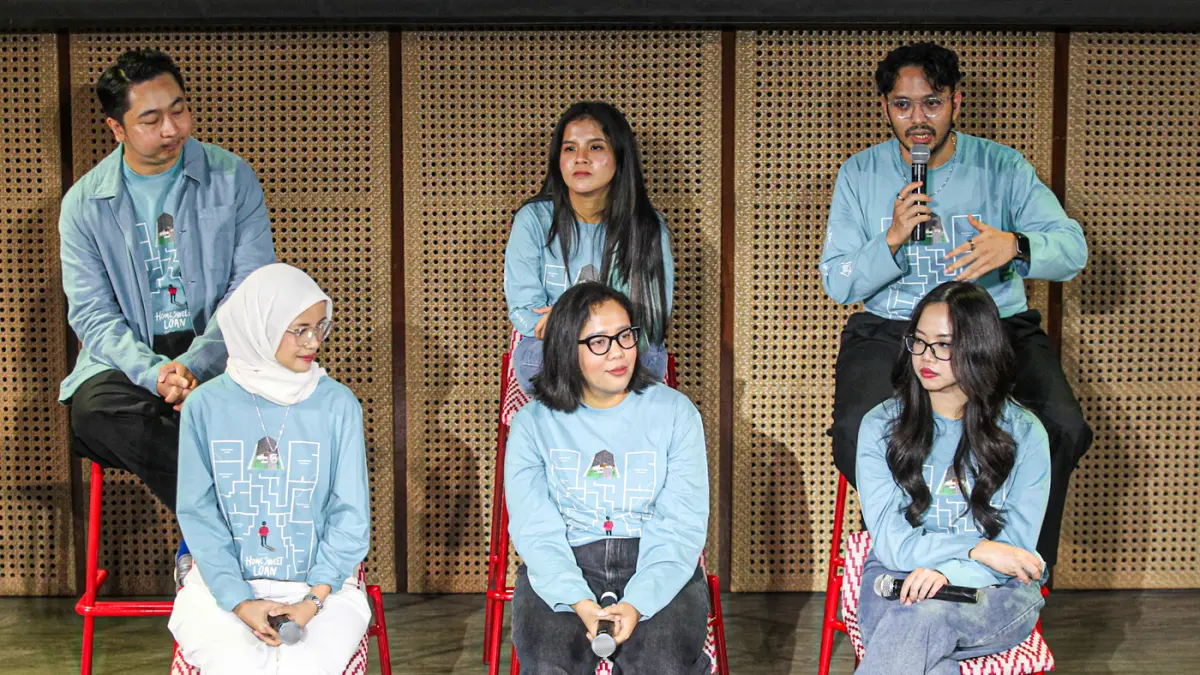 Atas dari kiri Vocal Director Home Sweet Loan The Musical Yandi Brownsu, Program Manager Indonesia Kaya Billy Gamaliel, Produser Jakarta Art House Fadli Hafizan, Koreografer Home Sweet Loan The Musical El Haq Latief, dari bawah kiri Penulis Novel Home Swe