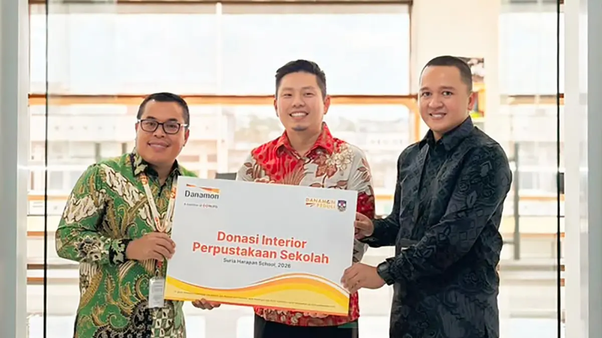 Regional Corporate Officer, Danamon Sumatera wilayah 2 Thamrin Tambunan, Kepala Yayasan Suria Harapan School Agus, Sustainability Finance Head Danamon Iqbal Maulana melaksanakan serah terima donasi interior perpustakaan.