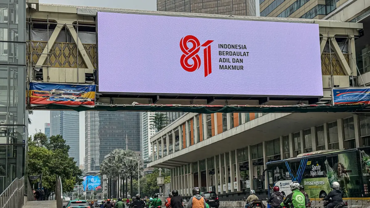 Sejumlah pengendara melintas di samping logo HUT RI ke-81 di Jalan M.H. Thamrin, Jakarta, Kamis (06/08/2026). (Hanung Hambara/Jawa Pos)
