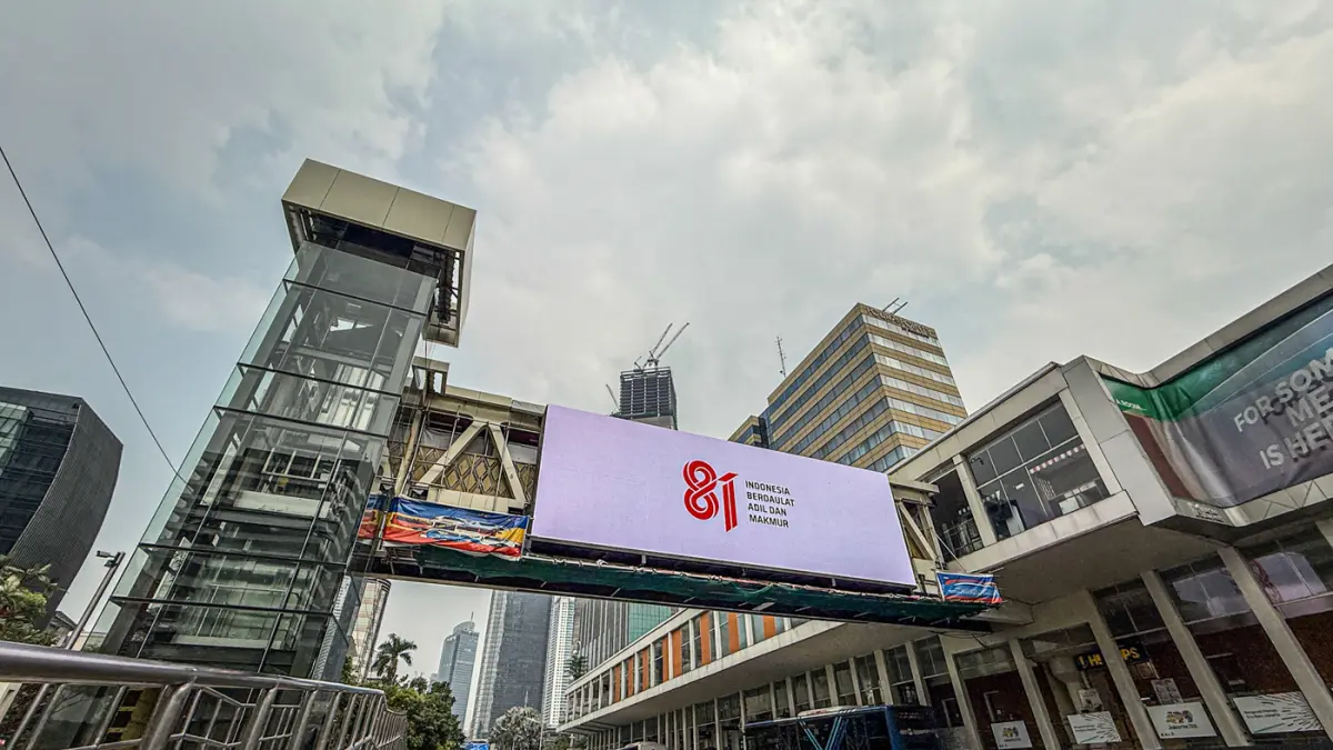 Sejumlah pengendara melintas di samping logo HUT RI ke-81 di Jalan M.H. Thamrin, Jakarta, Kamis (06/08/2026). (Hanung Hambara/Jawa Pos)