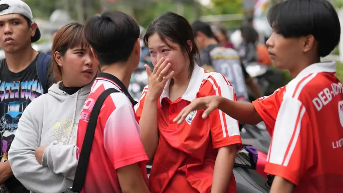Seorang siswi menangis di luar sekolahnya setelah insiden penembakan yang menyebabkan korban tewas dan luka-luka di Provinsi Nonthaburi, Thailand, pada Jumat, 7 Agustus 2026. (Sakchai Lalit/AP) - Image