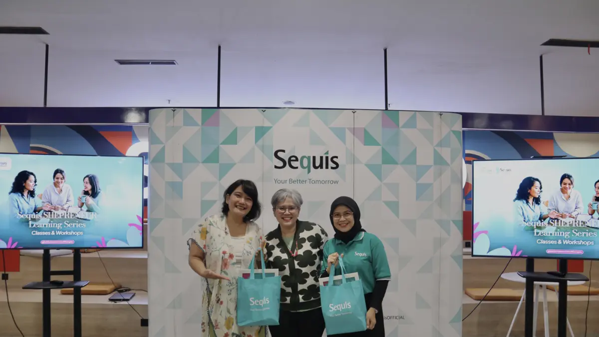 Sequis Life memberikan penghargaan kepada kedua narasumber atas kontribusi mereka dalam membekali dengan wawasan mengenai pengelolaan keuangan dan personal branding