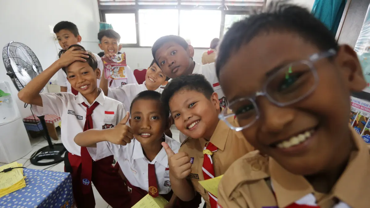 Siswi mengikuti pemeriksaan kesehatan gratis melalui Program Cek Kesehatan Gratis (CKG) dan Bulan Imunisasi Anak Sekolah (BIAS) di SDN Kramat Jati 02 Pagi, Jakarta Timur, Kamis (6/8/2026). (Dery Ridwansah/ JawaPos.com)