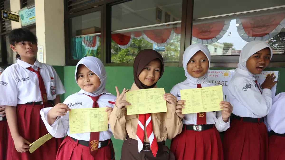 Siswi mengikuti pemeriksaan kesehatan gratis melalui Program Cek Kesehatan Gratis (CKG) dan Bulan Imunisasi Anak Sekolah (BIAS) di SDN Kramat Jati 02 Pagi, Jakarta Timur, Kamis (6/8/2026). (Dery Ridwansah/ JawaPos.com)