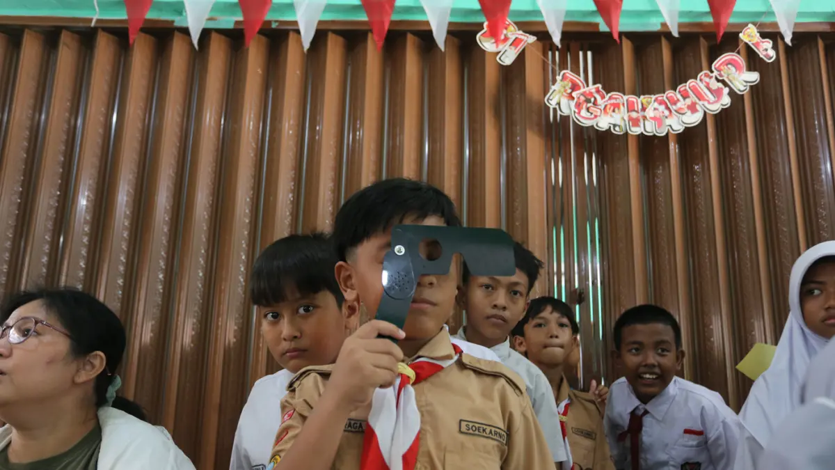 Siswi mengikuti pemeriksaan kesehatan gratis melalui Program Cek Kesehatan Gratis (CKG) dan Bulan Imunisasi Anak Sekolah (BIAS) di SDN Kramat Jati 02 Pagi, Jakarta Timur, Kamis (6/8/2026). (Dery Ridwansah/ JawaPos.com)