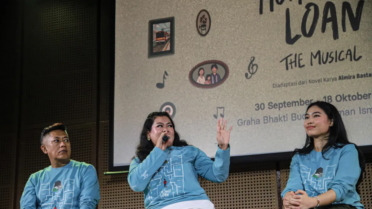 Sutradara Home Sweet Loan The Musical Dinda Lisa Reideka menyampaikan sambutannya saat press conference di Galeri Indonesia Kaya, Jakarta, Kamis (06/08/2026). (Hanung Hambara/Jawa Pos)