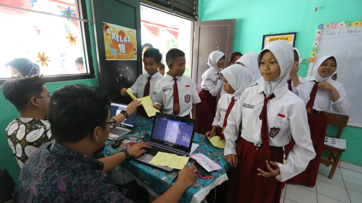 Tenaga Kesehatan membimbing siswi untuk mengikuti pemeriksaan kesehatan gratis melalui Program Cek Kesehatan Gratis (CKG) dan Bulan Imunisasi Anak Sekolah (BIAS) di SDN Kramat Jati 02 Pagi, Jakarta Timur, Kamis (6/8/2026). (Dery Ridwansah/ JawaPos.com)