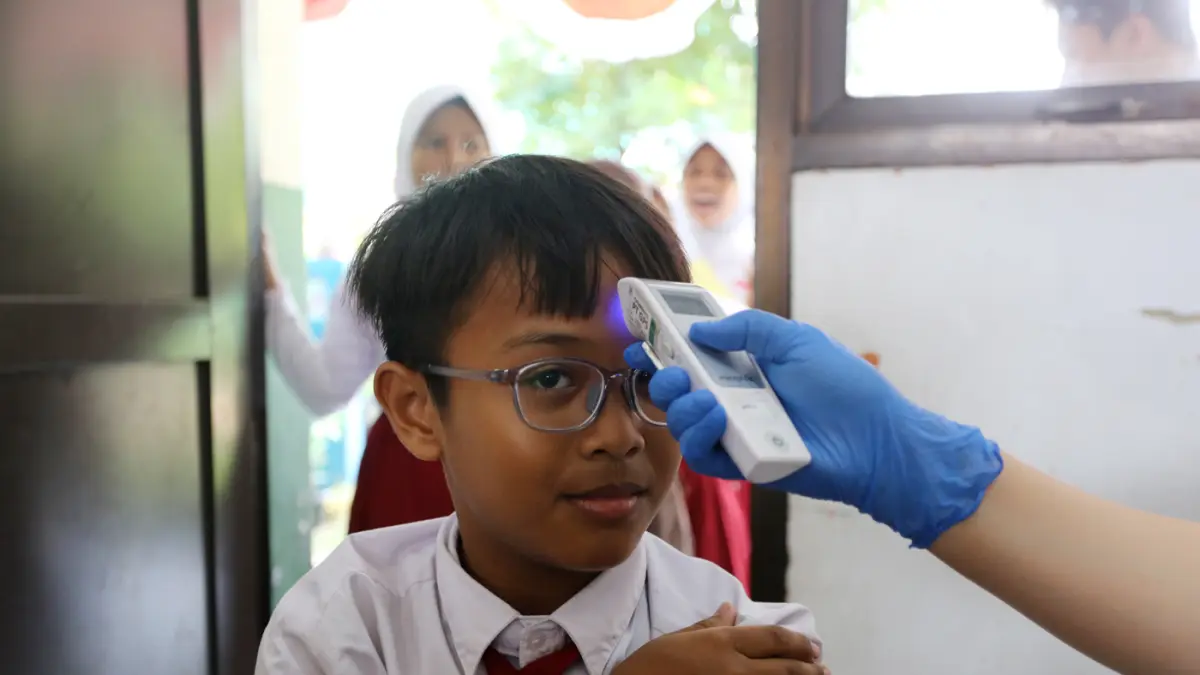 Tenaga Kesehatan membimbing siswi untuk mengikuti pemeriksaan kesehatan gratis melalui Program Cek Kesehatan Gratis (CKG) dan Bulan Imunisasi Anak Sekolah (BIAS) di SDN Kramat Jati 02 Pagi, Jakarta Timur, Kamis (6/8/2026). (Dery Ridwansah/ JawaPos.com)