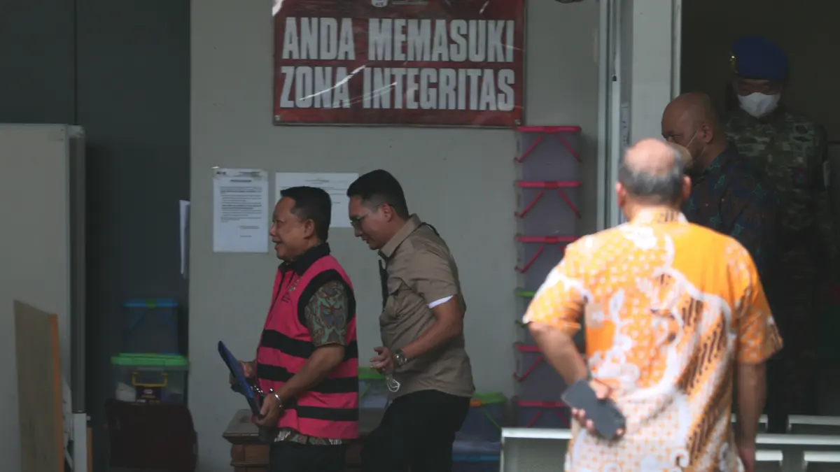 Tersangka yang merupakan mantan Jampidsus Febrie Adriansyah berjalan menuju mobil tahanan di Rutan Cabang KPK, Jakarta, Jumat (7/8/2026). (Dery Ridwansah/ JawaPos.com)