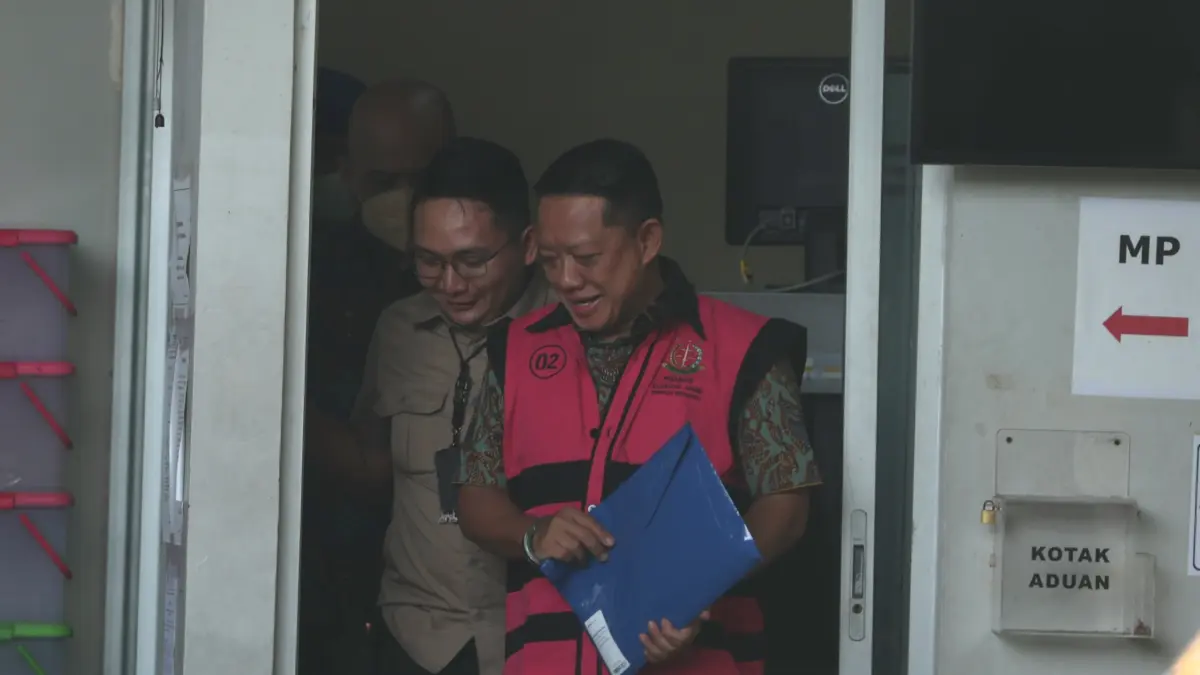 Tersangka yang merupakan mantan Jampidsus Febrie Adriansyah berjalan menuju mobil tahanan di Rutan Cabang KPK, Jakarta, Jumat (7/8/2026). (Dery Ridwansah/ JawaPos.com)