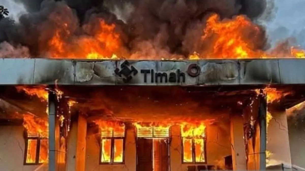 Aksi demontrasi penambang timah membakar Kantor PT Timah Tbk di Desa Lenggang, Kecamatan Gantung, Kabupaten Belitung Timur, Jumat (7/8/2026). (ANTARA/HO/April) - Image