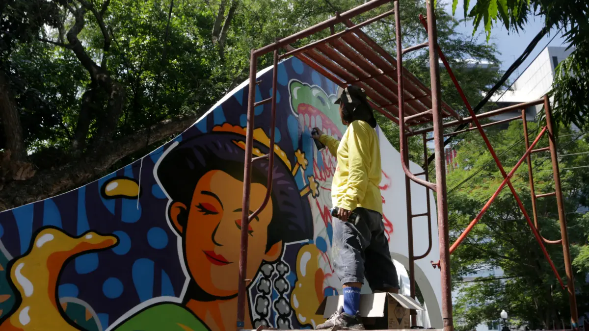 Mural Taman Indonesia Kaya Angkat Ikon Jawa Tengah - Image