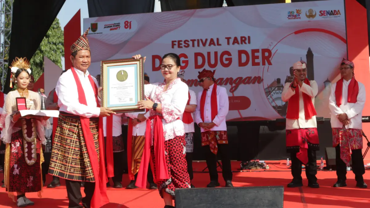 Direktur Lembaga Prestasi Indonesia-Dunia (LEPRID) Paulus Pangka menyerahkan piagam ke Walikota Semarang Agustina Wilujeng, penghargaan rekor pemecahan LEPRID dalam Festival Tari Dug Dug Der yang melibatkan 25.000,Kota Semarang,Minggu(9/8/2026)