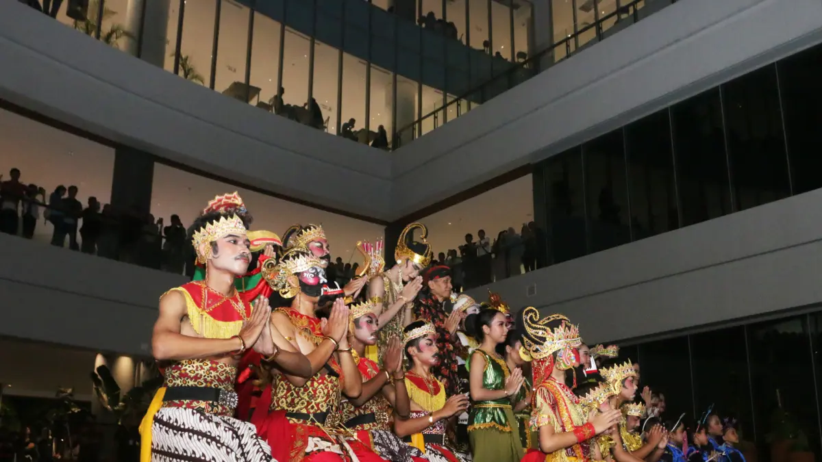 Para pemain muda Sanggar Kusuma Wiratama beraksi dalam fragmen Anoman Obong. Keterlibatan anak-anak menjadi bagian dari upaya menjaga keberlanjutan seni tradisi,Kota Semarang,Sabtu(8/8/2026)