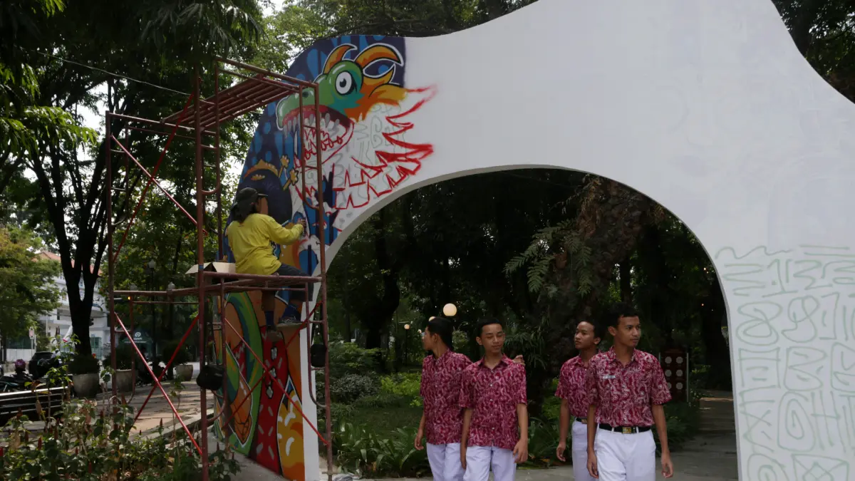 Pelajar memperhatikan proses pengerjaan mural di gapura Taman Indonesia Kaya,Kota Semarang, Jumat (7/8/2026).