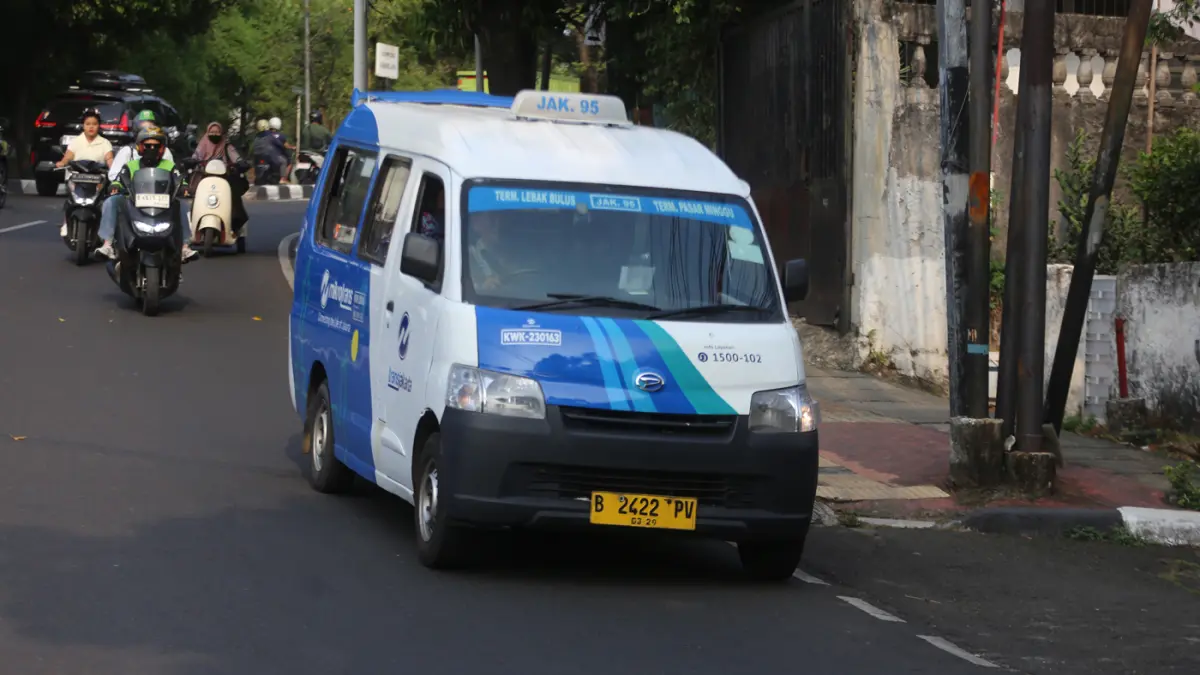 Penumpang angkutan kota (Angkot) Mikrotrans JakLingko Jak-46 Jurusan Pasar Minggu-Lebak Bulus melintas di Kawasan Pejaten. (Dery Ridwansah/ JawaPos.com)